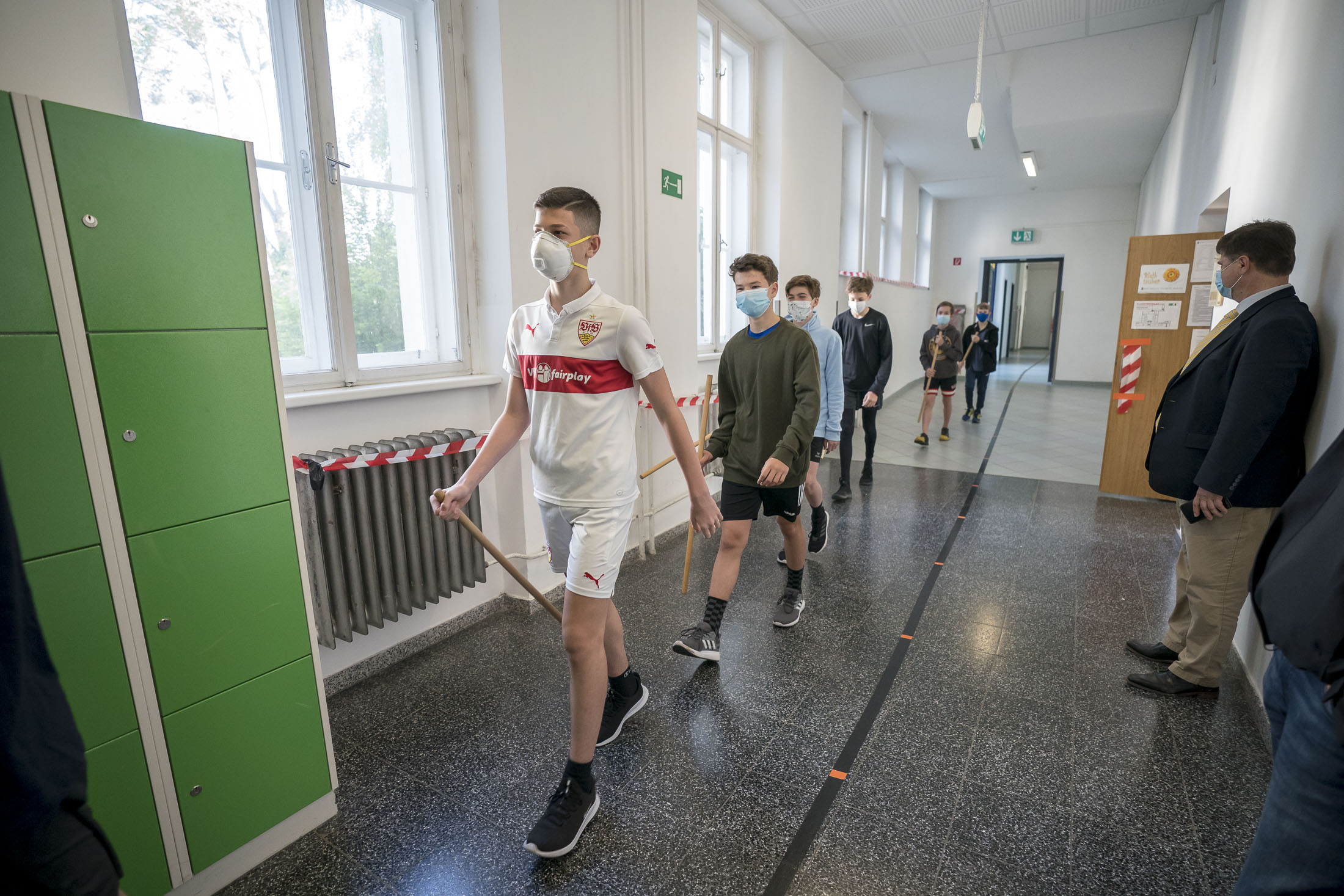 Schüler üben den Coroan-Abstand