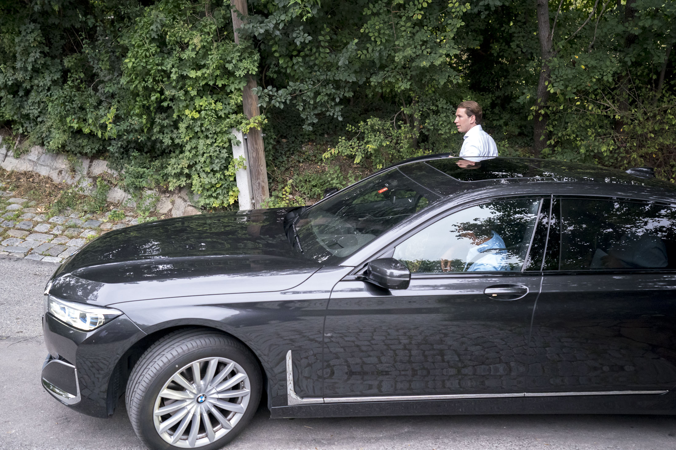 Sebastian Kurz steigt aus seinem Dienstwagen aus