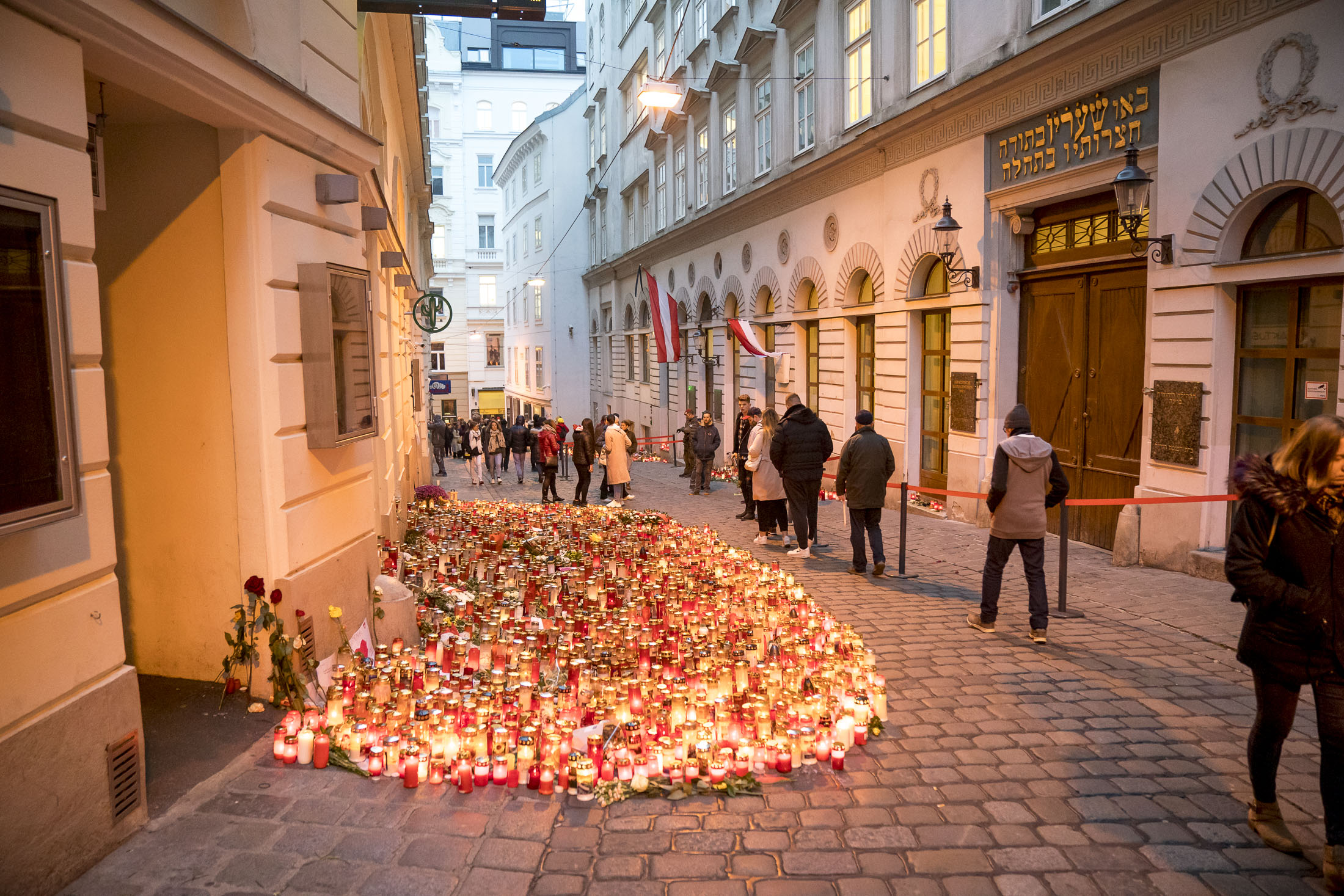 Ein Kerzenmeer und Menschen vor der Synagoge in der Wiener Seitenstettengasse