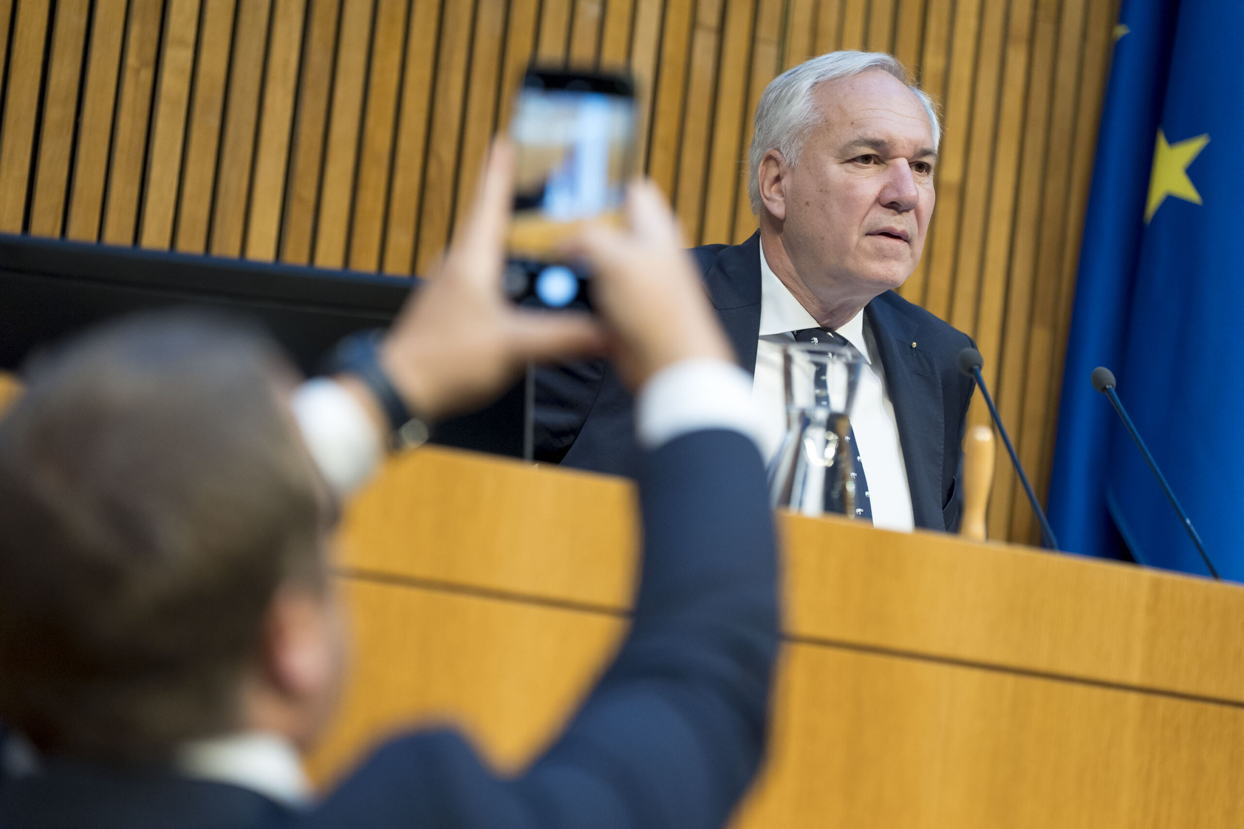 Walter Rosenkranz wird im Parlament fotografiert