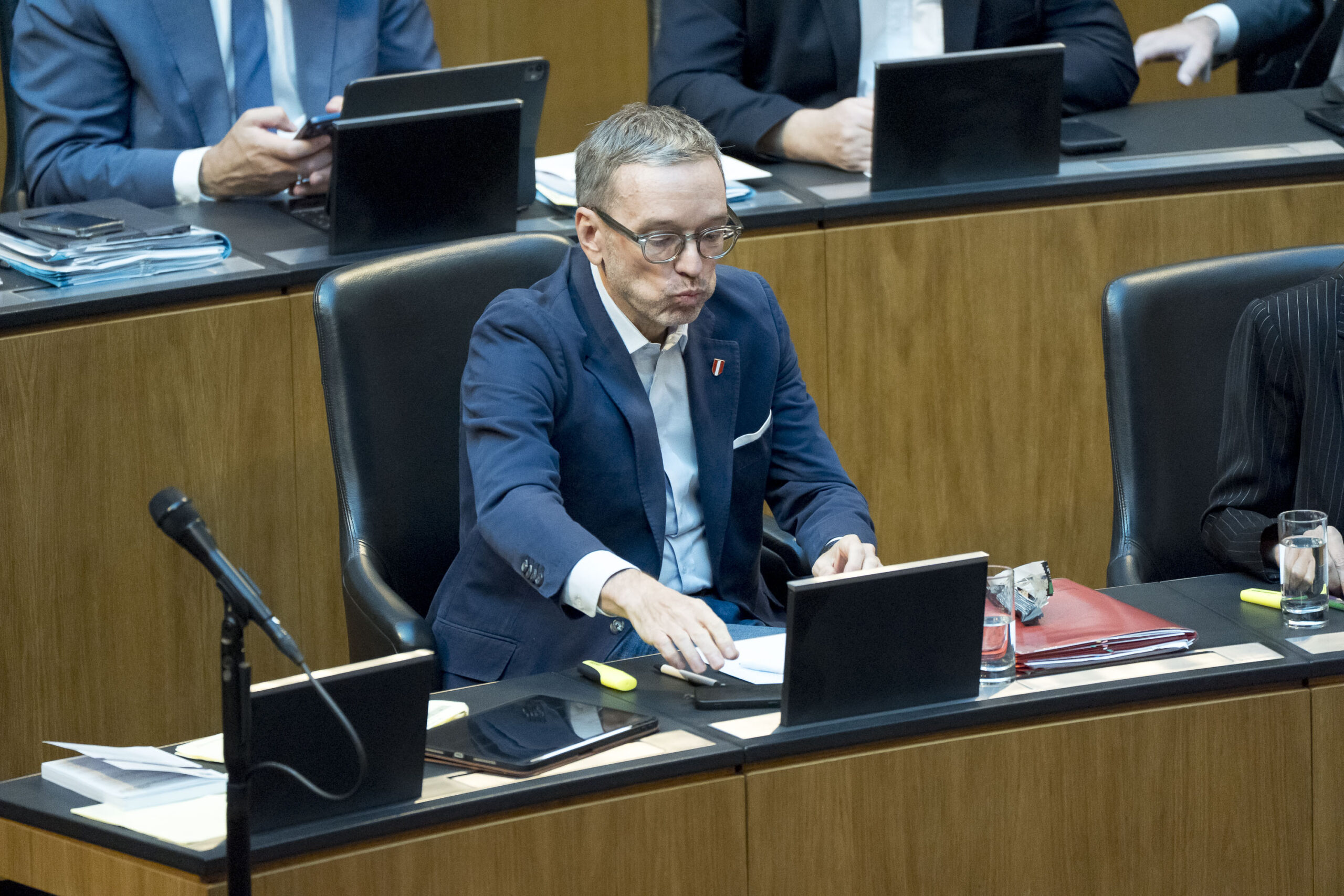 Herbert Kickl isst im Parlament