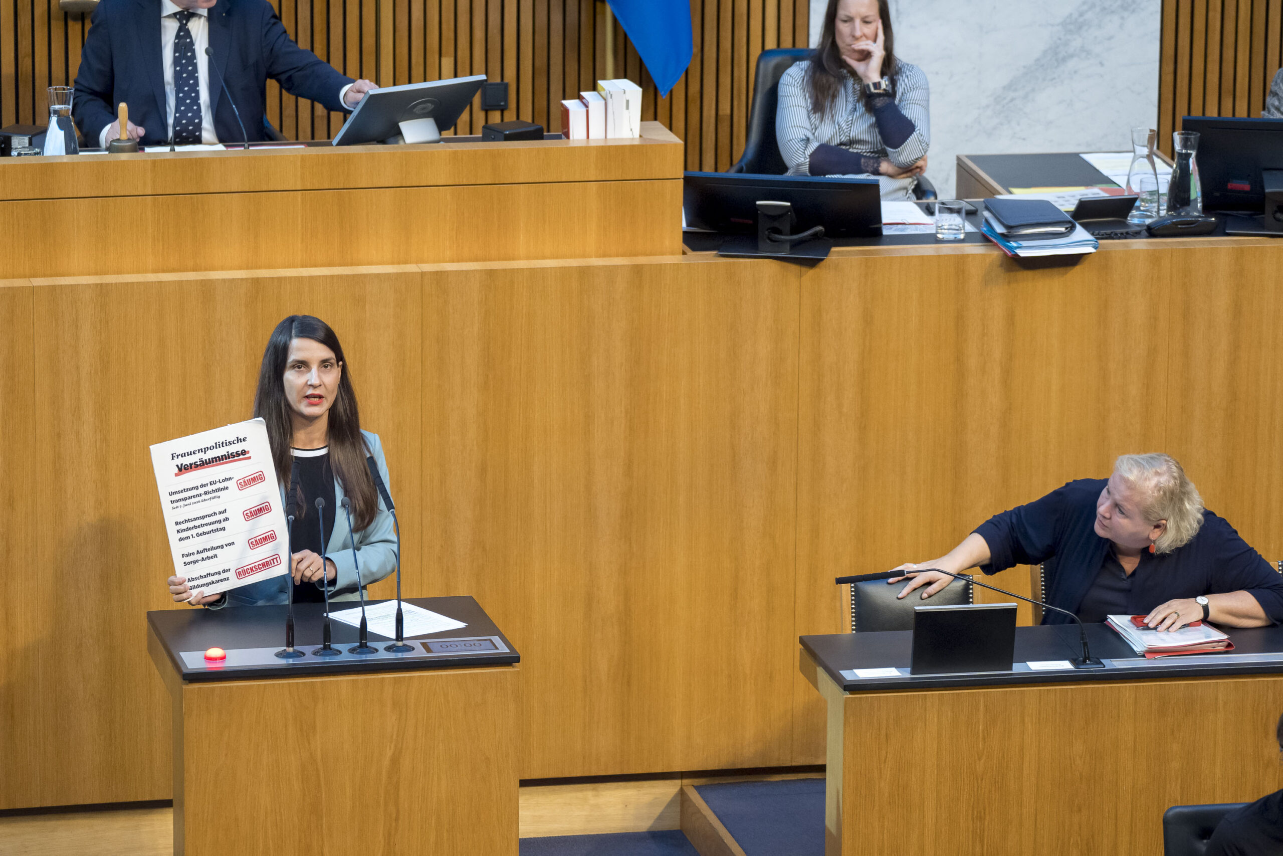 Sozialministerin Korinna Schumann will im Parlament ein Protestplakat nicht annehmen