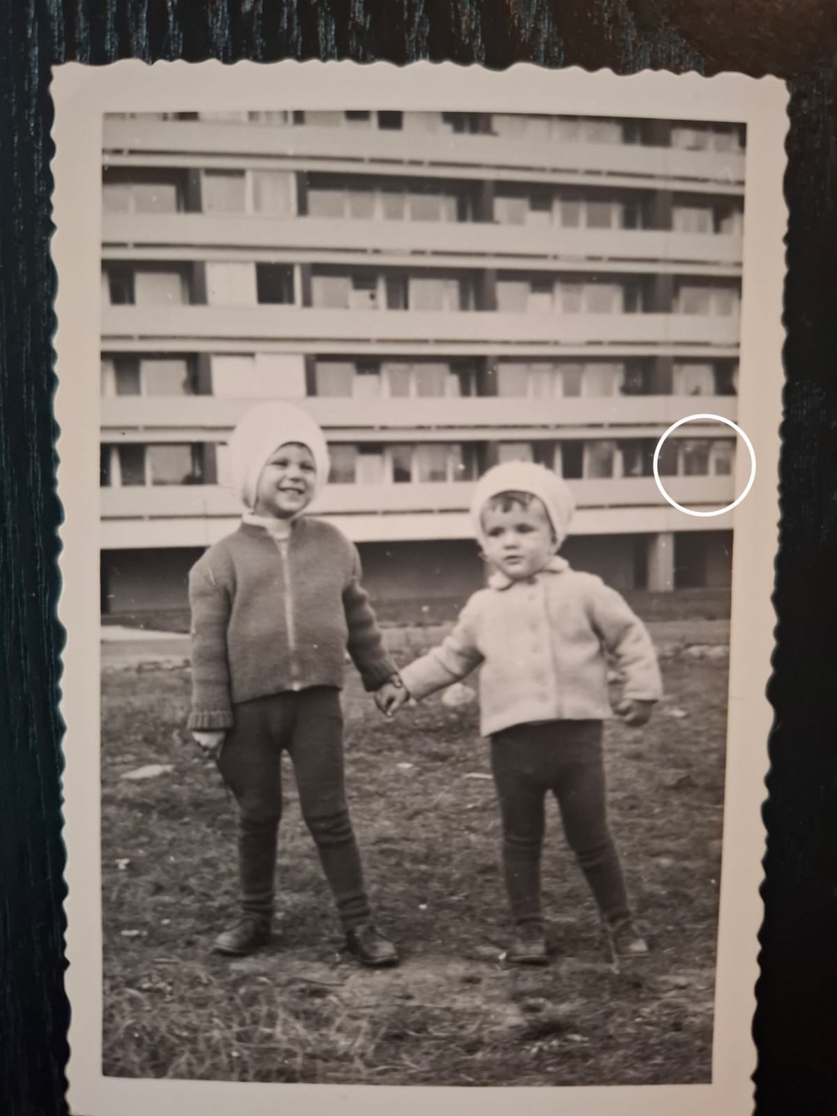 Niki mit seinem Bruder Daniel, im Hintergrund die Wohnung in Wien-Favoriten, in dem das Interview stattfand
