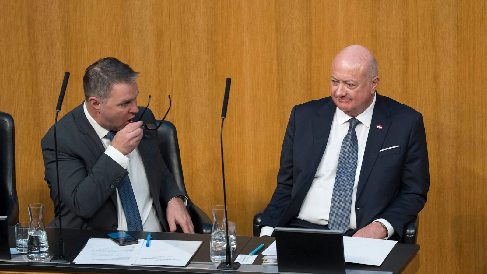 Andreas Babler putzt im Parlament seine Brille:Ich weiß nicht, was die immer haben ...