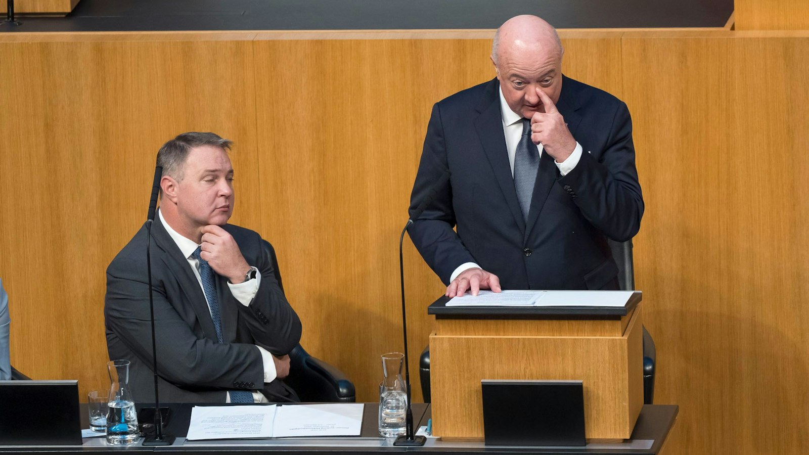 Vizekanzler Andreas Babler und Kanzler Christian Stocker im Parlament: Wenn ich mir das so recht überlege ...